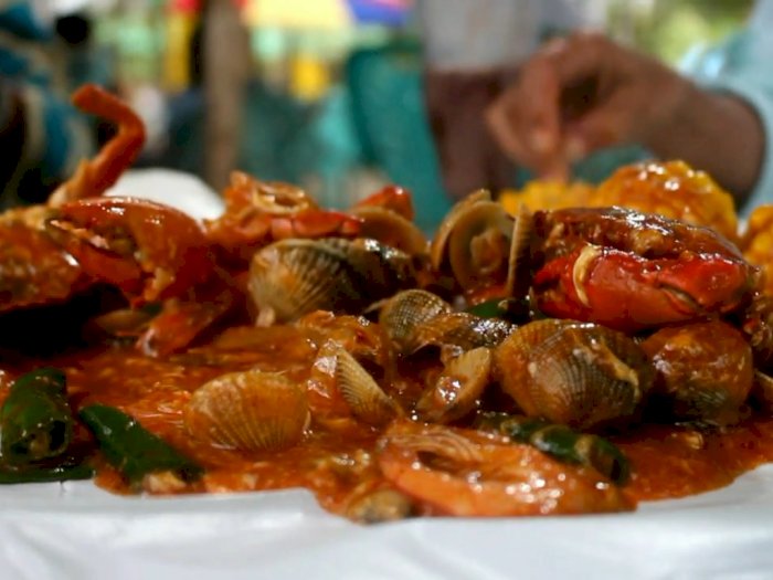 Wadaw! Makan Seafood Ekstrem, Semua Ditumpahkan Jadi Satu Meja