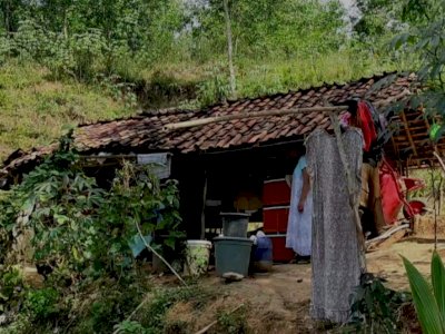 Ironi! Satu Keluarga di Pacitan Tinggal Kandang Kambing, Makan Nasi Saja Tak Mampu