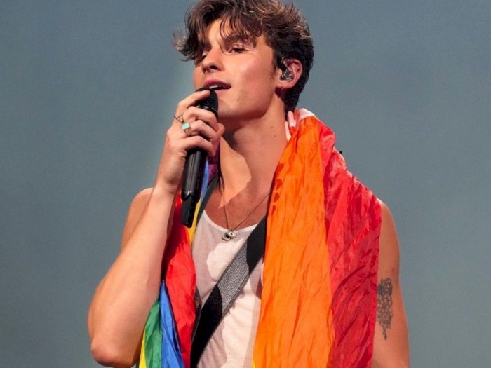 Shawn Mendes Kalungkan Bendera LGBT, Tunjukkan Jati Diri sebagai Seorang Gay?