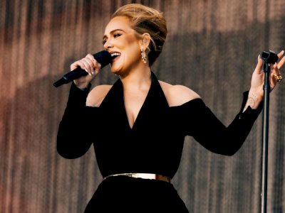 Big Respect! Adele Hentikan Konser Sejenak Demi Bantu Fans dari Desakan Penonton