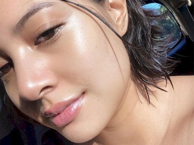 Aurelie Moeremans Selfie Pamer Rambut Bondol Gemas Bermandikan Sinar Matahari
