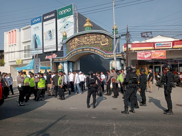 FOTO: Polisi Kepung Ponpes Shiddiqiyyah, Jemput Paksa Anak Kiai Jombang DPO Pencabulan 