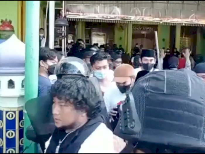 Massa Penghalang Penjemputan Anak Kiai Jombang yang Dibawa Polisi, Jumlahnya 3 Truk!