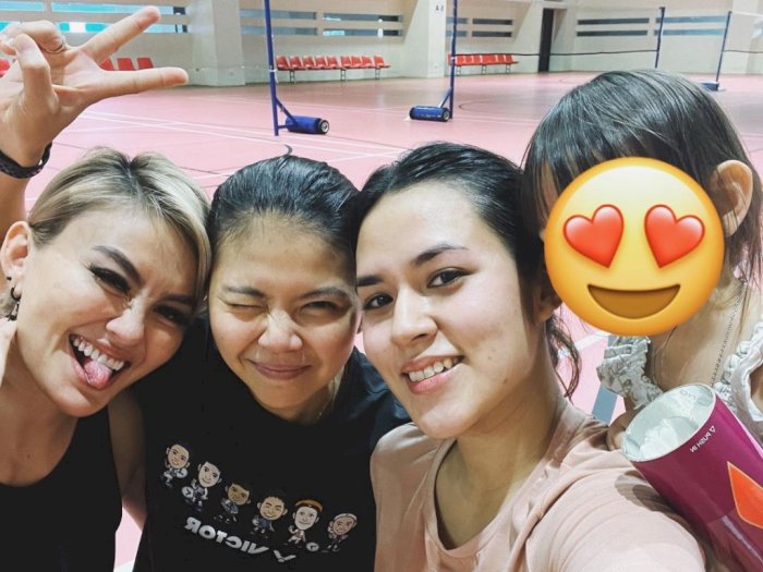 Agnez Mo, Raisa, dan Greysia Polii Lesehan di Lapangan Badminton, Menawan tanpa Makeup