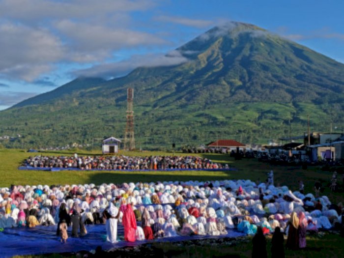 Syahdunya Suasana Sholat Idul Adha di Bawah Lereng Gunung Sumbing: Best Moment, Best View!