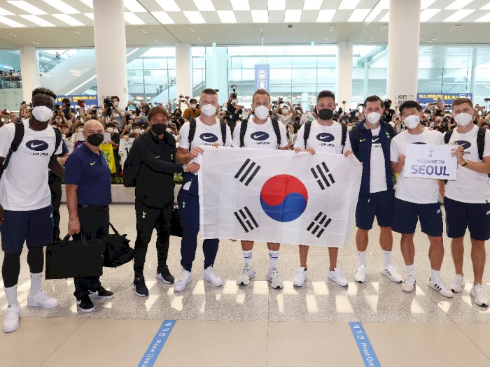 Tottenham Hotpurs Dapat Sambutan dari Sosok Spesial saat Tiba di Bandara Korea Selatan