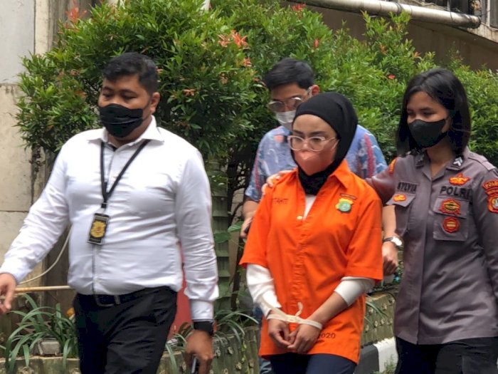 Potret Medina Zein Digiring Polisi Pakai Baju Oranye, Tangannya Diikat Bikin Terenyuh