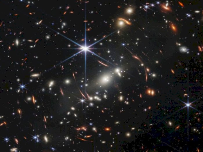 Melihat Gugusan Galaksi Berusia 4,6 Miliar Tahun dengan Gambar Paling Jelas dalam Sejarah