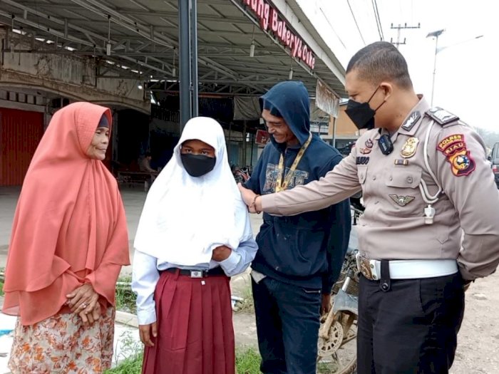 Kisah Polisi Riau Sekolahkan Pengamen Badut Jalanan, Reaksi Sang Anak Bikin Haru