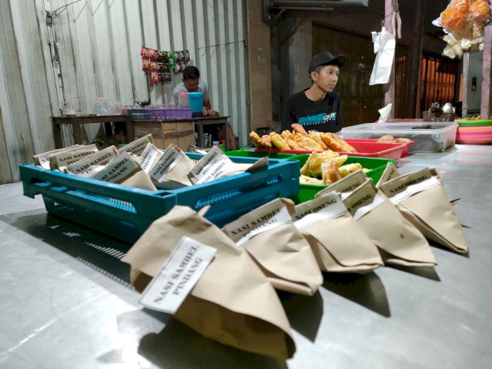 Buka di Emperan Toko Ratusan Bungkus Nasi Ludes Sehari, Pelanggannya Orang Bermobil