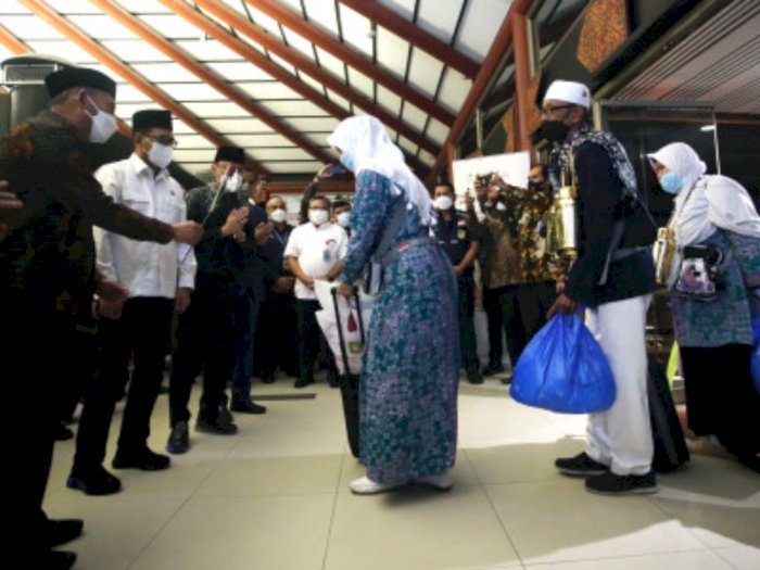 Sambut Kepulangan Jemaah Haji Indonesia, Menko PMK dan Menhub Pastikan Prokes Berjalan