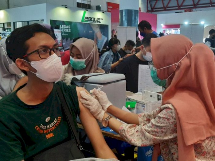 Wajib Booster Masuk Mal Per Hari Ini, Warga Langsung Serbu Sentra Vaksinasi PRJ Kemayoran