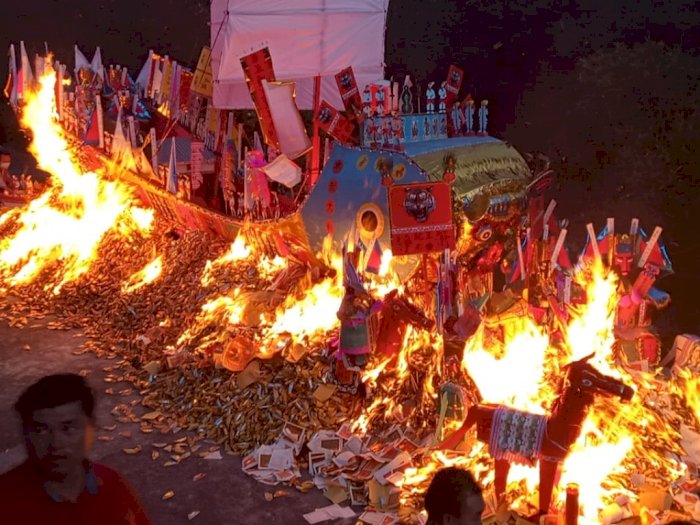  Dipercaya Datangkan Cuan, Tiap Tahun Warga Bagansiapiapi Gelar Ritual Bakar Kapal 