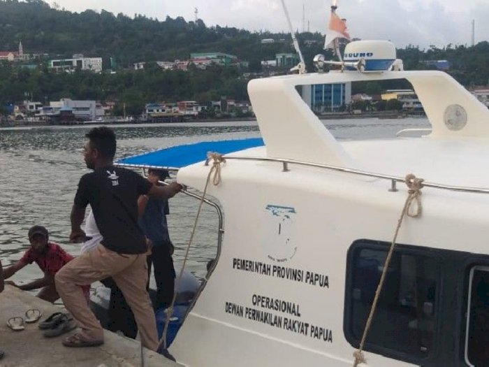 Bawa 8 Penumpang, Perahu Motor Anggota DPRD Papua Hilang Kontak di Kepulauan Yapen