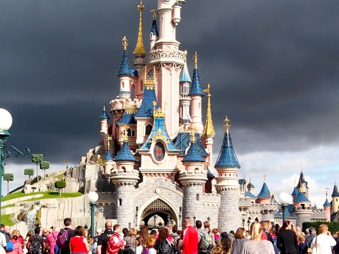 7 Tips yang Harus Dilakukan saat Datang ke Disneyland Paris, Jangan Bawa Tongsis! 