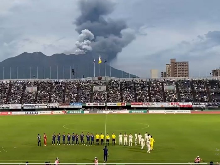 Pemandangan Langka! Gunung Meletus saat Pertandingan Sepak Bola di Jepang