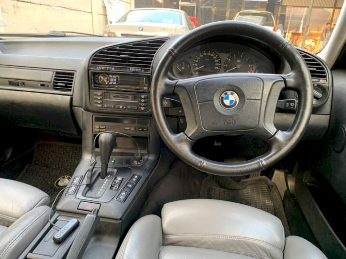 Berburu Bodi Mobil 'Kampakan' di Jaksel, Ada BMW Antik Sampai Keluaran Terbaru!