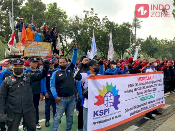 Demo Tuntut Banding UMP DKI di Balai Kota, Anies Tak Kunjung Temui Buruh