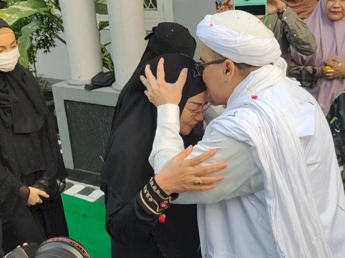 Foto-foto Habib Rizieq Shihab Bebas Disambut Istri, Anak, dan Menantu di Rumah Petamburan