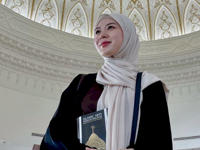 5 Potret Ayana Moon Berhijab Main ke Museum Islam, Cantiknya Meneduhkan Hati!