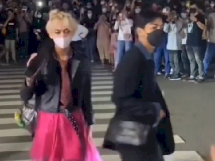 Ya Ampun, Cowok Ini Pakai Rok Tutu Pink Mejeng di Zebra Cross Citayam Fashion Week