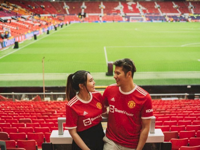 Via Vallen Foto Bareng Suami di Markas Manchester United: Bersama yang Paling Aku Cintai