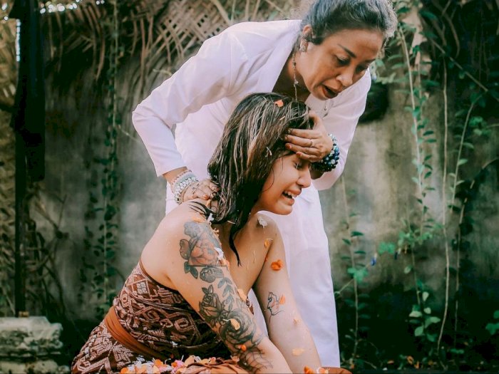 Mengenal Ritual Melukat di Bali yang Dijalani Awkarin Sampai Menangis Histeris