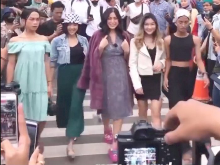 Gisel Tak Sengaja Ketemu Jedar di Citayam Fashion Week, Keduanya Berakhir Catwalk Bareng!