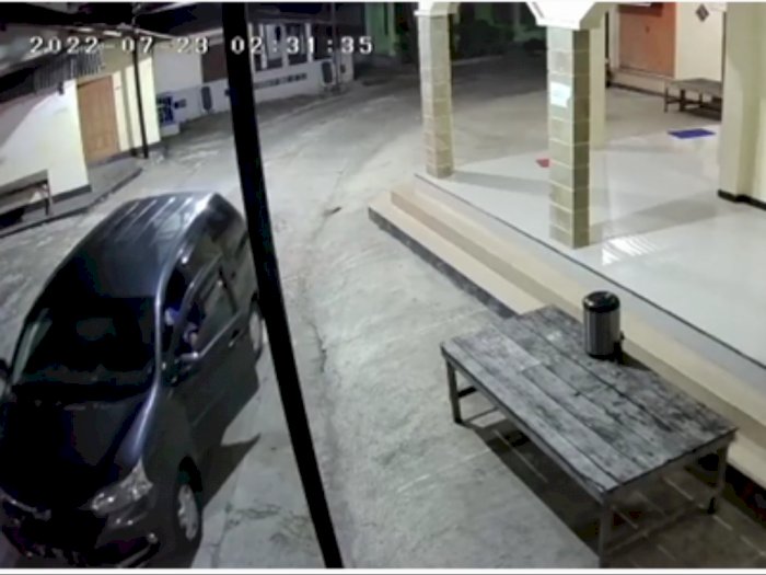 Momen Pria Maling Kotak Amal Masjid, Modus Naik Mobil dan Sembunyi di Balik CCTV