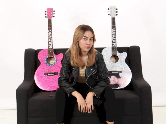 Mayang Tuai Pujian Pamer Skill Main Gitar, Netizen: Dia Cerdas dan Baik, Salah Ortu Aja