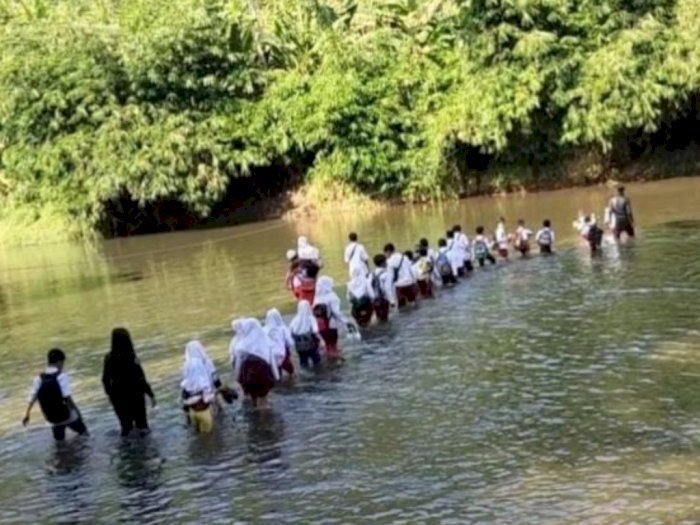 Jembatan Putus, Miris Siswa SD di Cianjur Pergi dan Pulang Sekolah Seberangi Sungai  