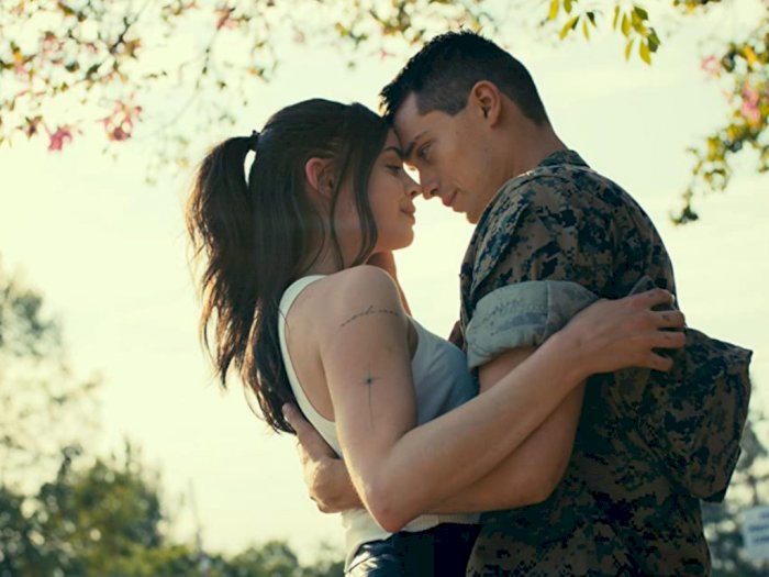 Review Film ‘Purple Hearts’: Pernikahan Palsu Pelayan Bar dan Marinir, Jomblo jangan Baper