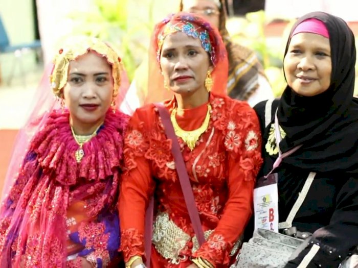 Pulang Ibadah Haji, Wanita Makassar Pakai Baju Heboh Berkalung Emas Segede Gaban! Kenapa?