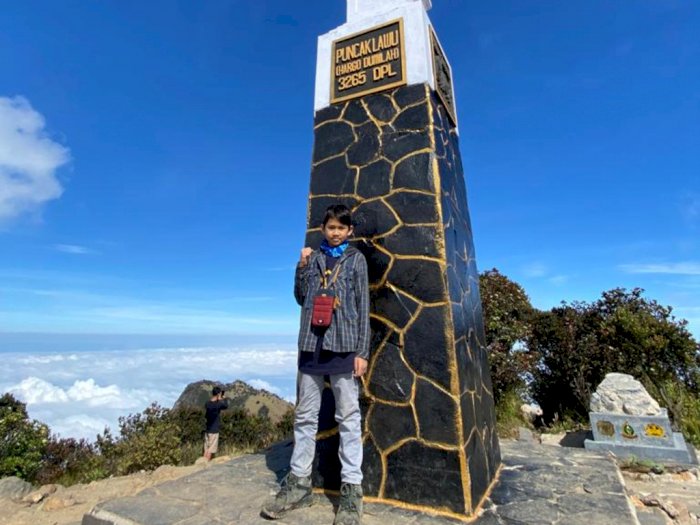 Keren! Bocah 9 Tahun Berhasil Taklukkan Gunung Lawu, Cerita Pendakiannya Menegangkan