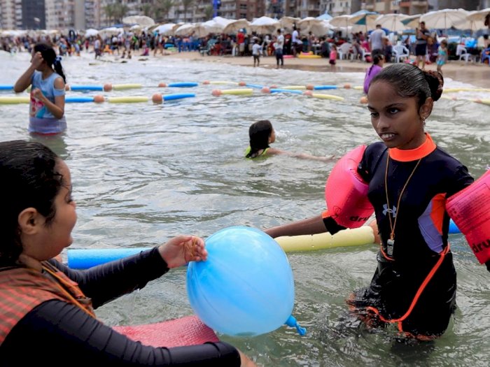 Menengok Pantai Khusus Tunanetra Pertama di Mesir, Dipasangi Rambu-Rambu Khusus