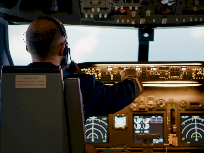 Pilot Beberkan Bahaya Mendaratkan Pesawat di Malam Hari