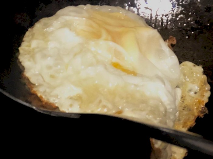 Aksi Cewek Masak Telur Ceplok Bikin Netizen Mengumpat, Kesal Lihat Minyak Gorengnya!