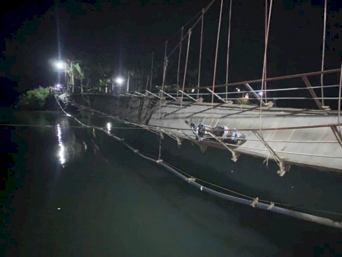  Viral Jembatan di Bone Tiba-tiba Ambruk, Puluhan Warga Histeris Tercebur ke Sungai 