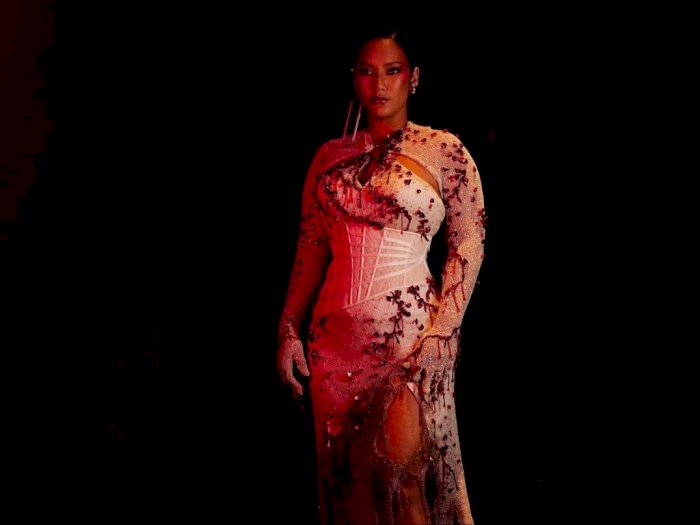 Potret Dramatis Tara Basro Pakai Gaun Kain Kafan Berdarah di Gala Premier Pengabdi Setan 2