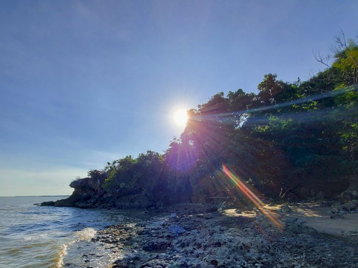Pantai Batu Sulung, Dipenuhi Batu Karang Surga Bagi Para Pemancing! 