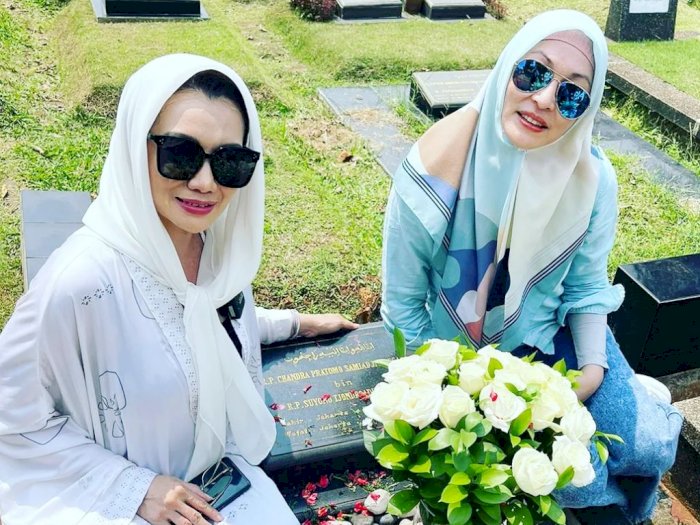 Angelina Sondakh dan Reza Artamevia Akur Ziarah ke Makam Adjie Massaid: Biar Jadi Ibadah