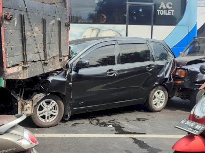 Kecelakaan Beruntun Terjadi di Jombang, Enam Mobil Hancur!