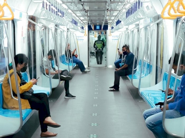 Momen Lucu Pria Ketahuan Galau Putar Lagu Raisa di MRT, Lupa Pasang Bluetooth ke Headphone