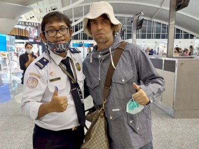 Petugas Bandara Ini Beruntung Bisa Foto Bareng Liam Gallagher yang Lagi Liburan di Bali