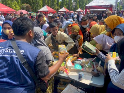 Ratusan Warga Ponorogo Rebutan Makanan Pedagang di Jalanan, Ada Apa? 