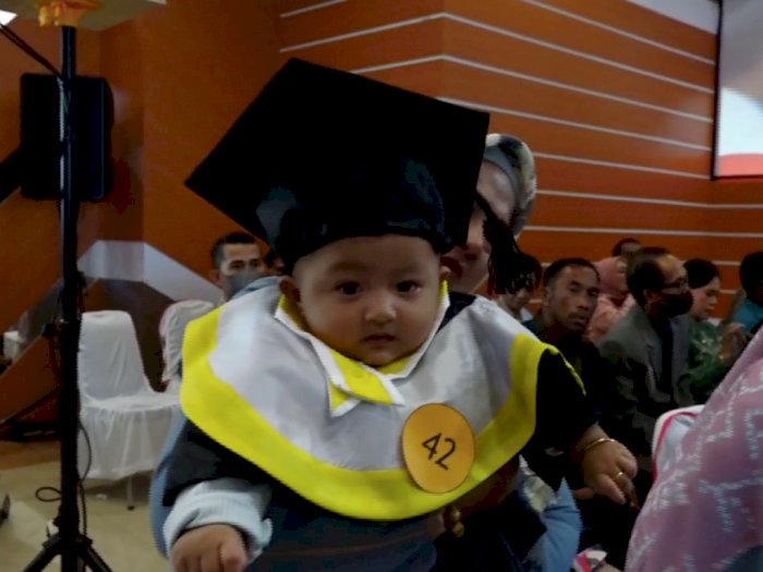 VIDEO: Nyesek! Bayi 4 Bulan Diwisuda Gantikan Almarhum Ibu dan Ayahnya yang Ditahan Polisi