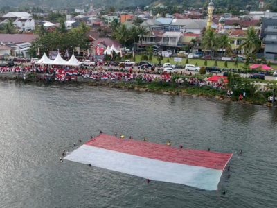 Pertama di Indonesia, Bendera Merah Putih Raksasa Berkibar di Permukaan Laut Mamuju
