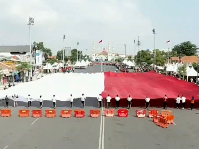 Wow! Bendera Merah Putih Raksasa Membentang di Jalanan Kota Tegal