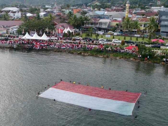 Peringati HUT Kemerdekaan RI, Bendera Merah Putih Raksasa Berkibar di Perairan Mamuju