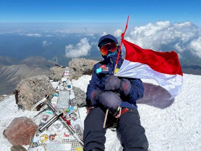 Pendaki Muda Asal Indonesia Berhasil Kibarkan Bendera Merah Putih Gunung Tertinggi Eropa!